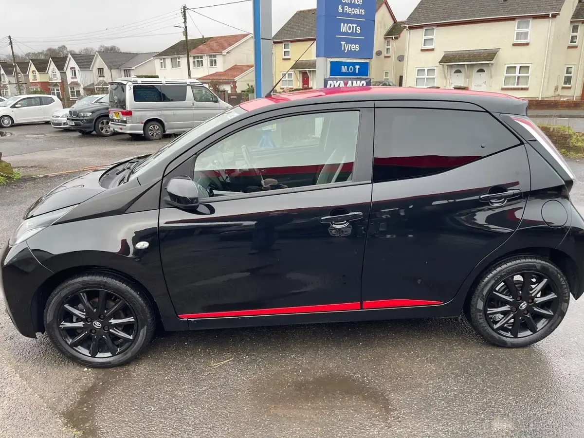 Used Toyota Aygo x-press 69 HP (50 kW) 2017 Black Hatchback