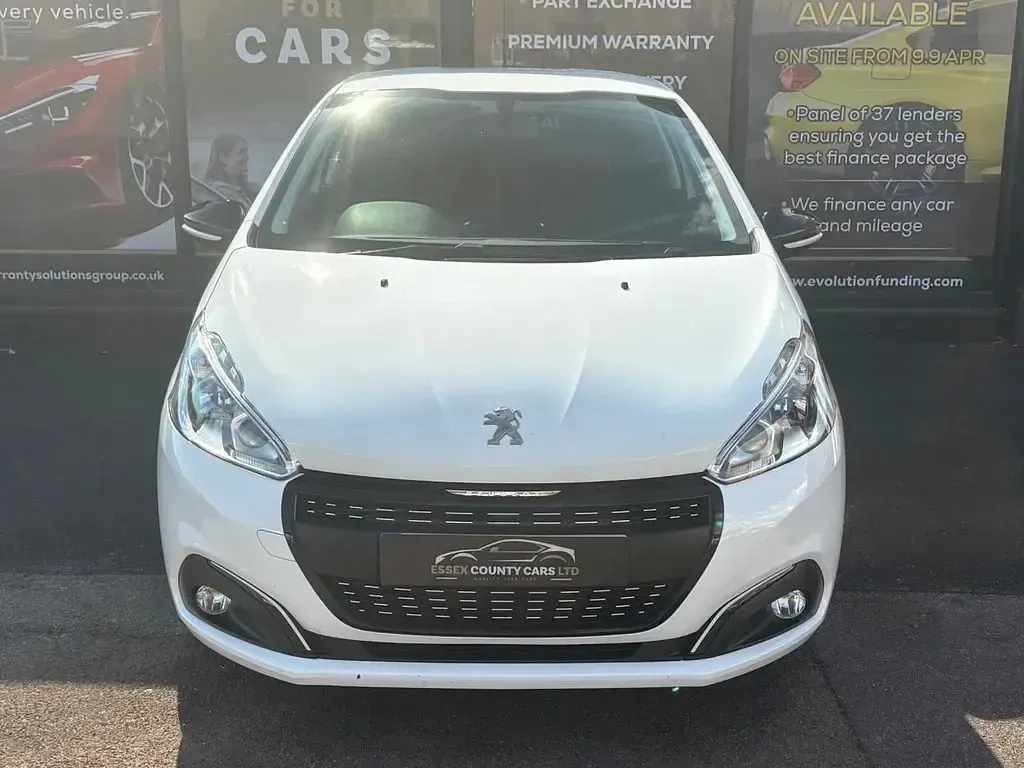 Used Peugeot 208 82 HP (60 kW) 2017 White Hatchback