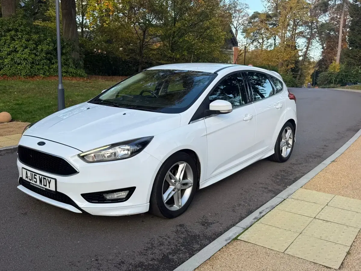 Used Ford Focus Zetec 2015 White Hatchback