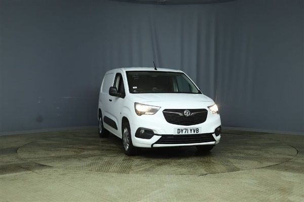 White Used 2022 Vauxhall Combo Sportive MPV | £8,000 (Fair price) - Image 1/1