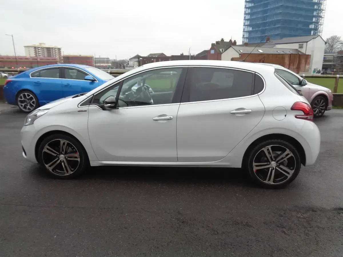 Used Peugeot 208 GT-line 110 HP (80 kW) 2015 White Hatchback