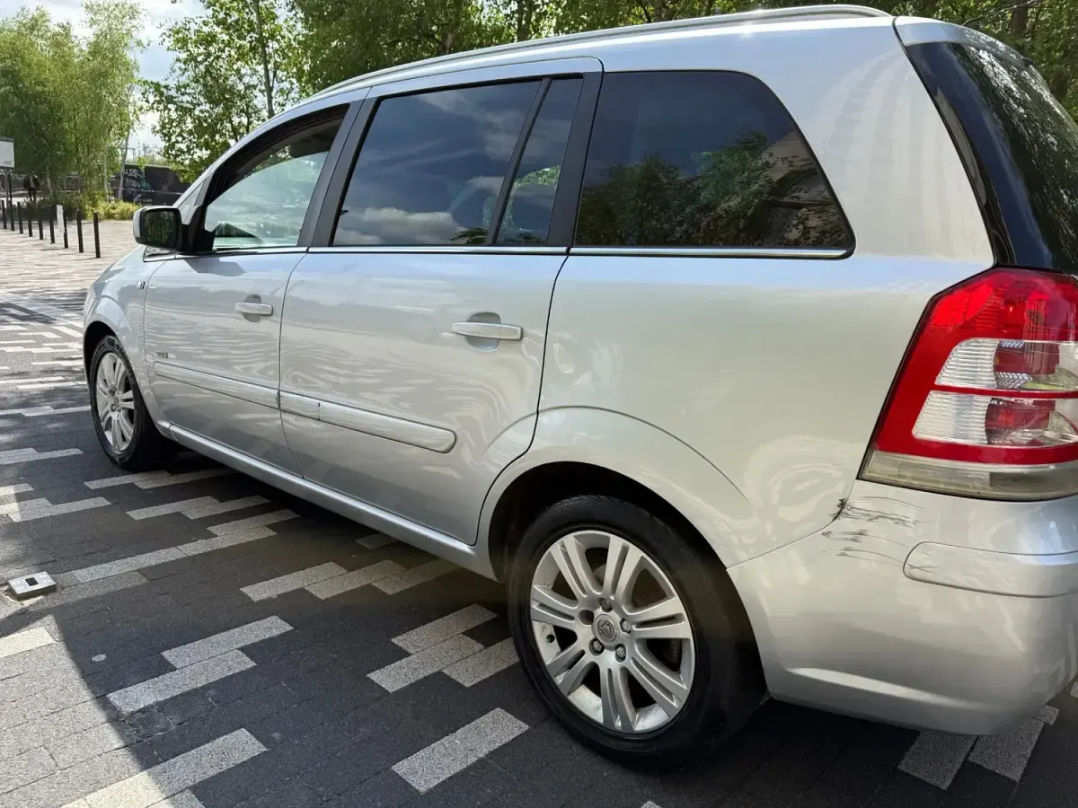 Używany Vauxhall Zafira Design Edition 2012 Srebrny Minivan