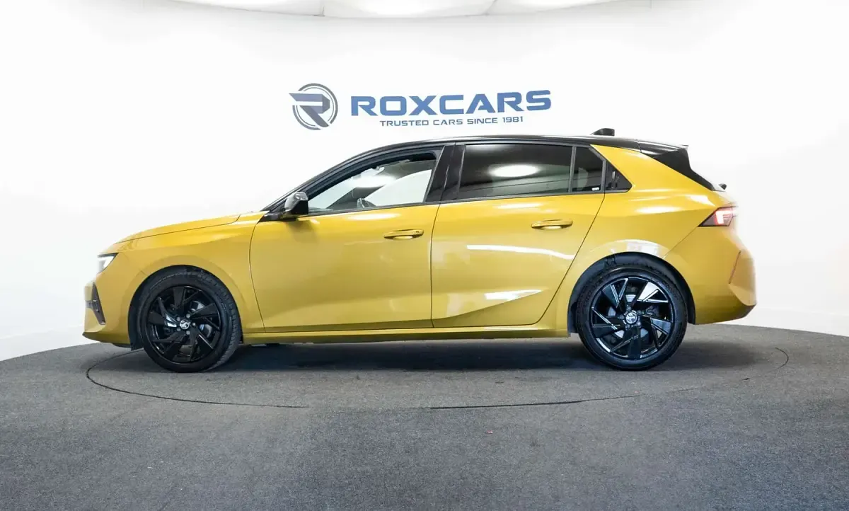 Used Vauxhall Astra S 130 HP (95 kW) 2023 Yellow/black Hatchback