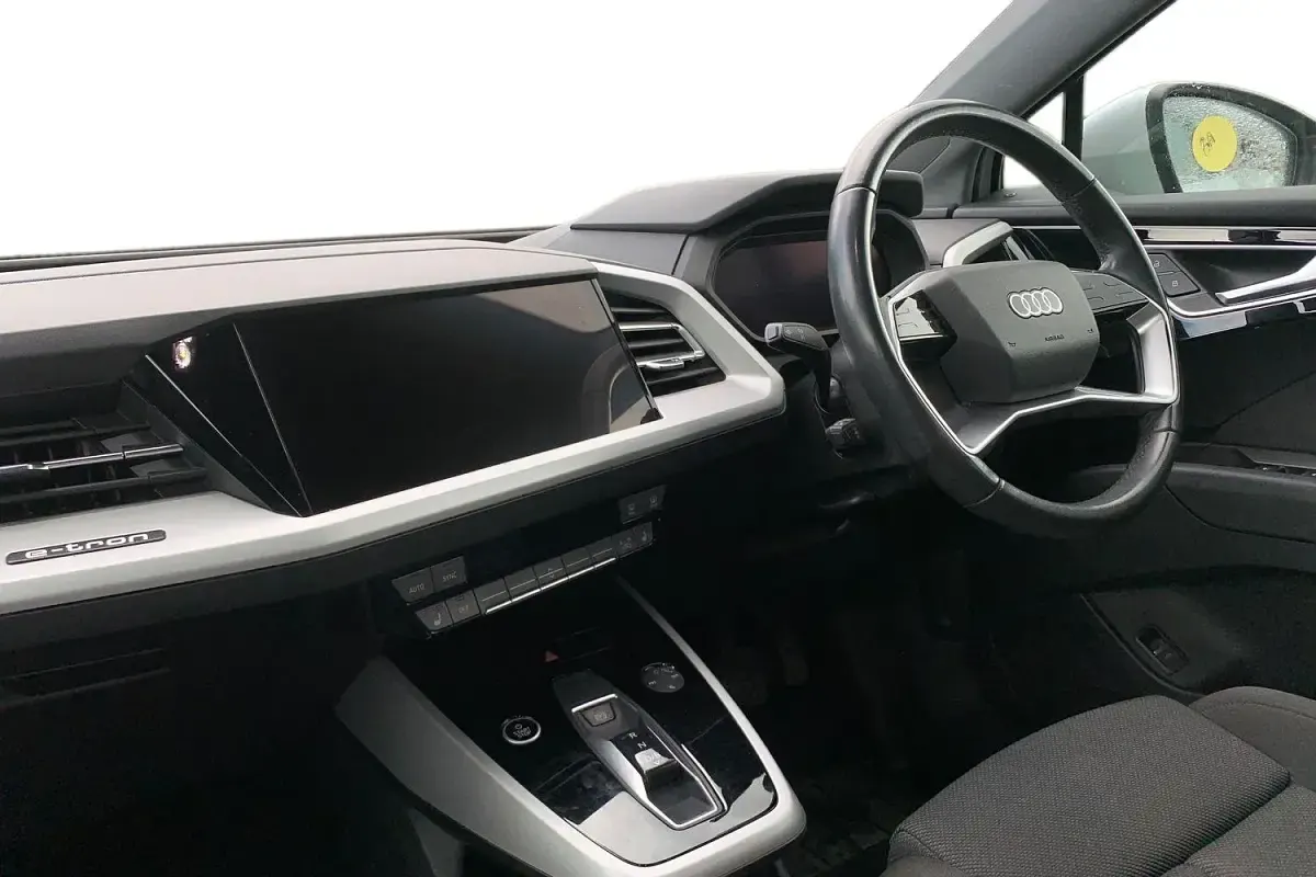 Used Audi Q4 e-tron Sport 125 kW (170 HP) 2022 White SUV