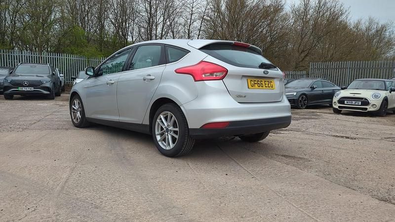 Begagnad Ford Focus Zetec 2016 Silver Halvkombi