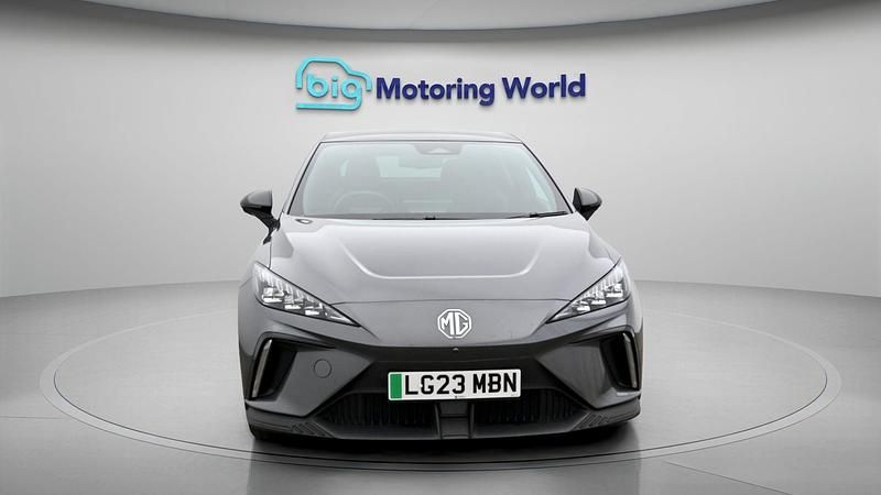 Begagnad MG MG4 EV Trophy 319 kW (435 HK) 2023 Grå Halvkombi
