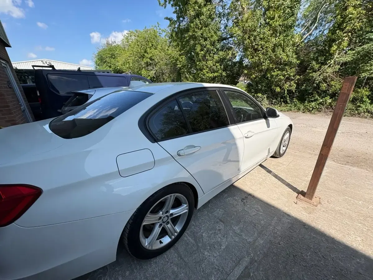 Begagnad BMW 318 2012 Vit Sedan