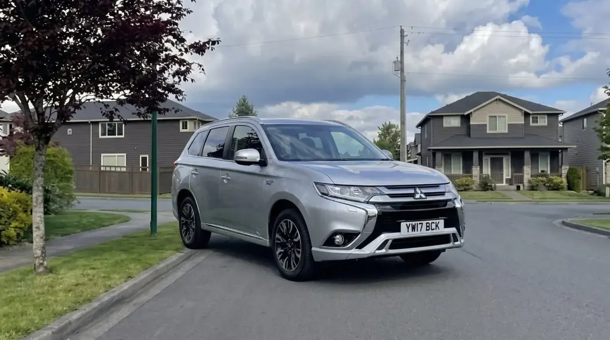 Begagnad Mitsubishi Outlander P-HEV 200 HK (147 kW) 2017 Silver SUV