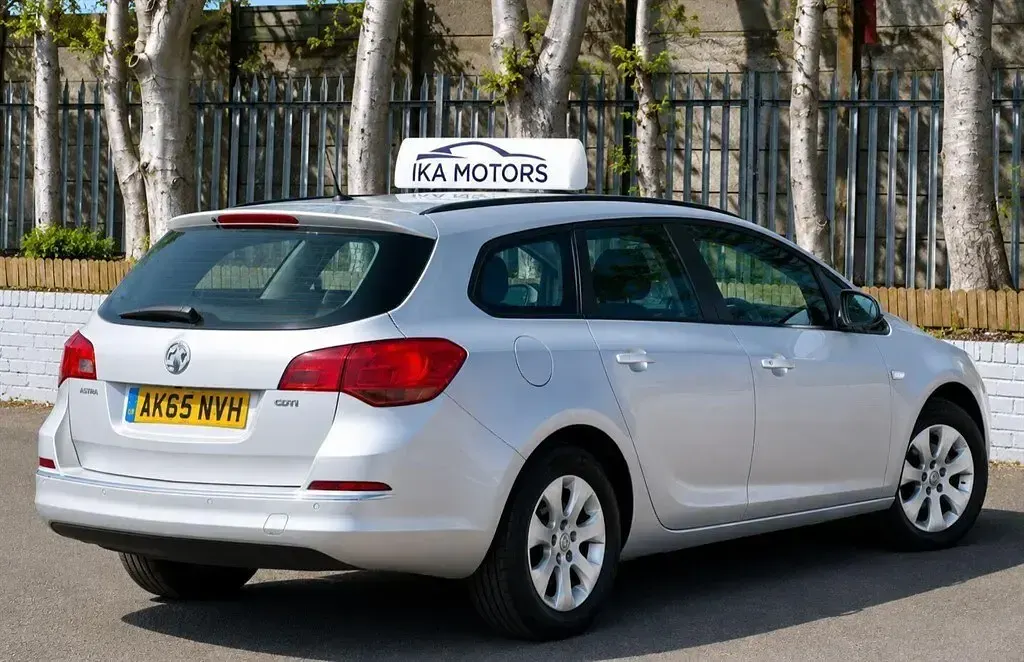 Used Vauxhall Astra Design Edition 136 HP (100 kW) 2015 Silver Estate