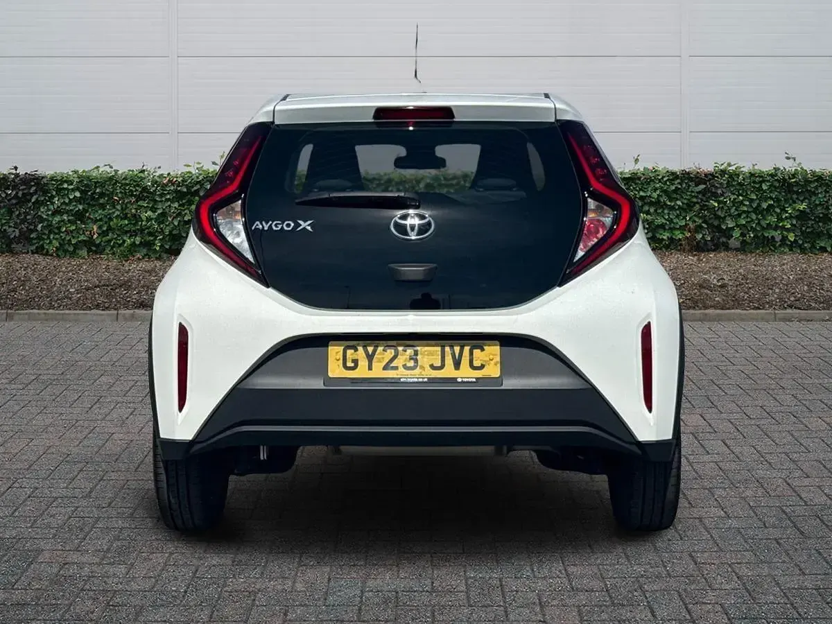 Used Toyota Aygo X PURE 72 HP (52 kW) 2023 White SUV