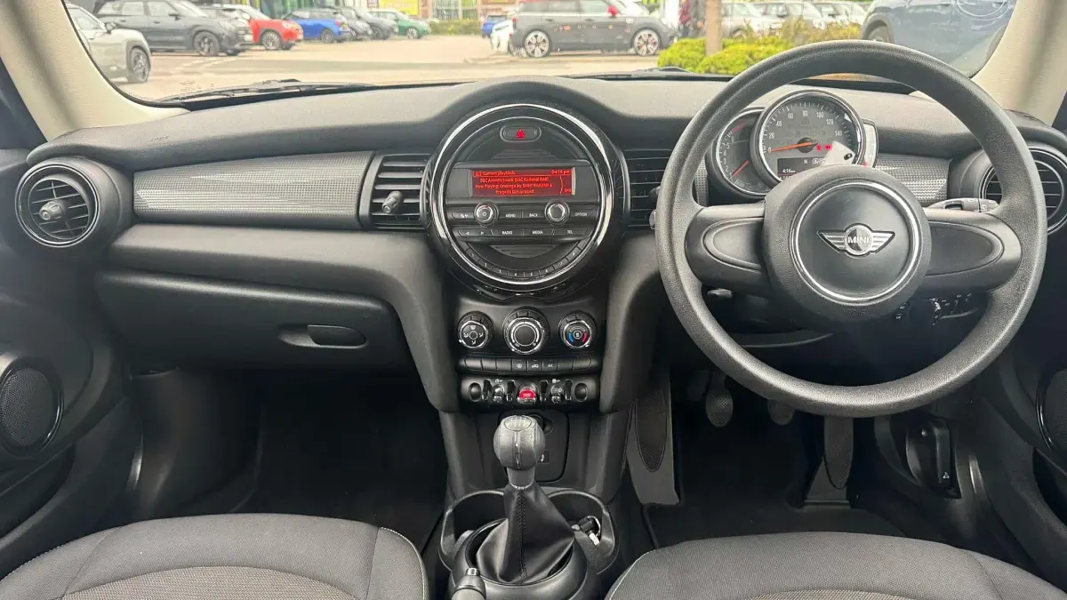 Usado Mini Cooper Hatch 134 CV (98 kW) 2017 Gris Utilitario