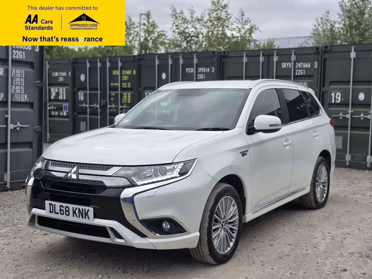 Used Mitsubishi Outlander P-HEV 209 HP (153 kW) 2019 White SUV