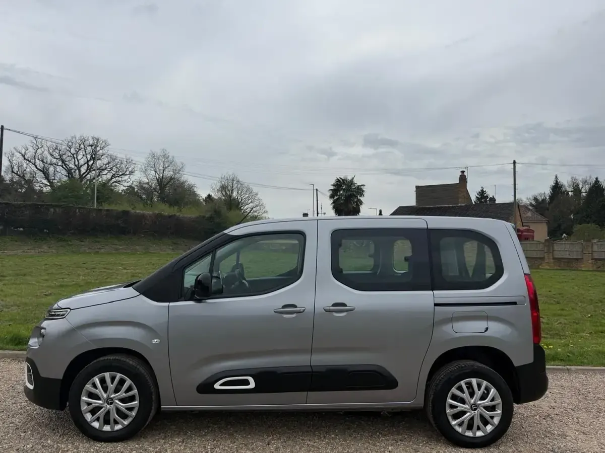 Usado Citroën Berlingo Feel 2024 Cinzento Monovolume