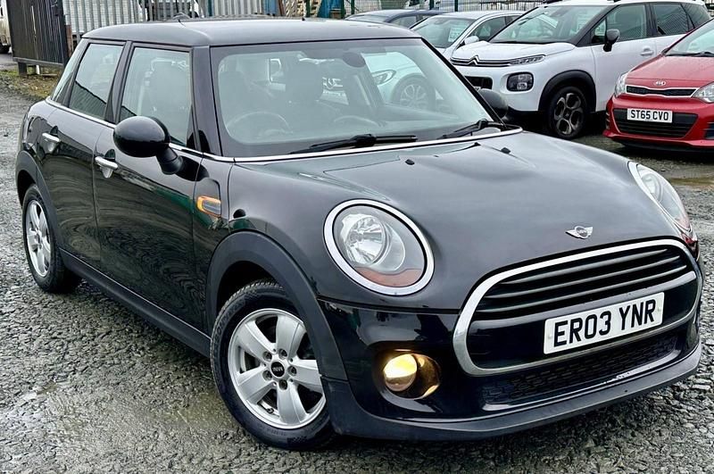 Begagnad Mini Cooper Hatch 2016 Svart Halvkombi