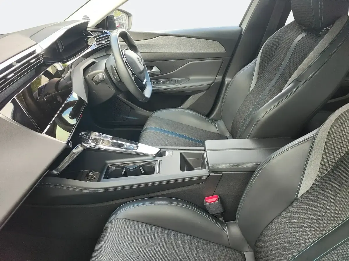 Used Peugeot 308 Allure Premium 130 HP (95 kW) 2022 White Hatchback