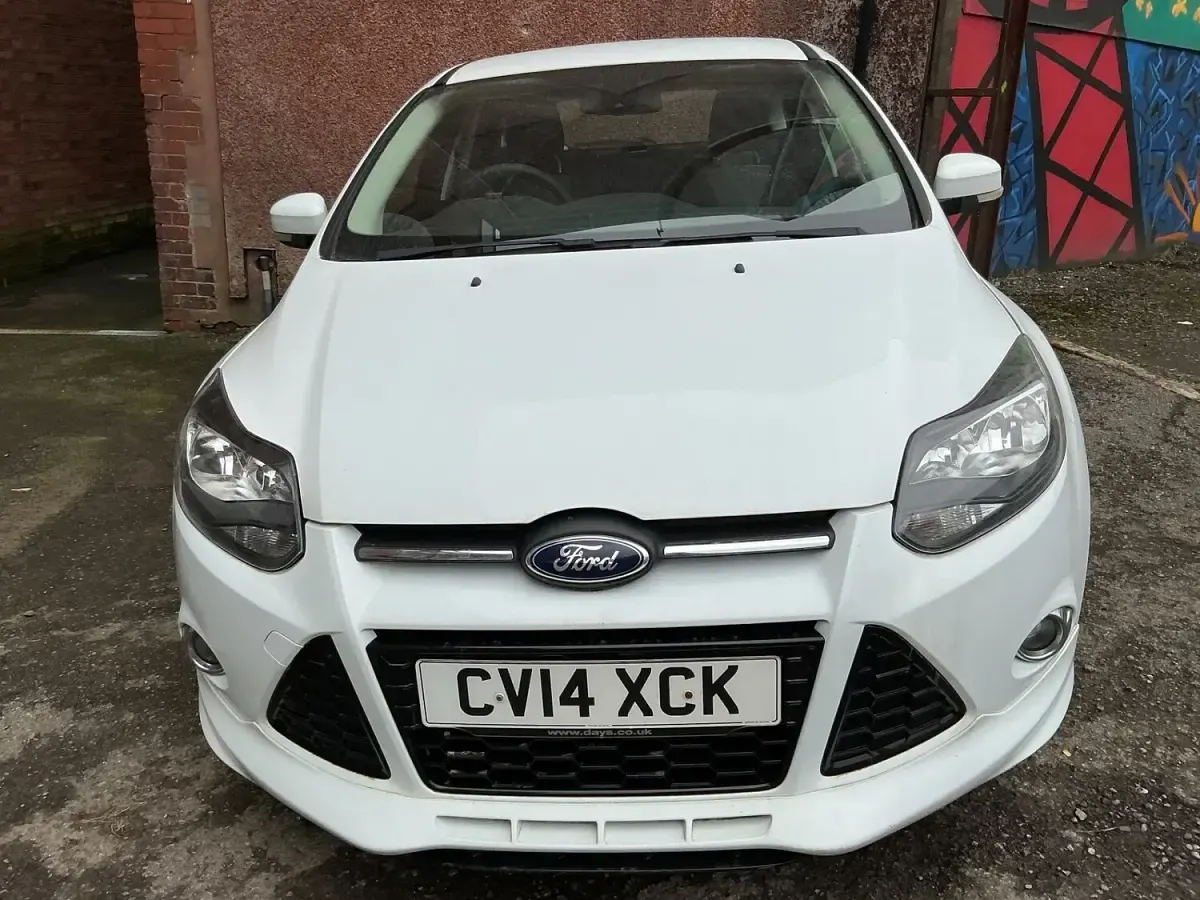Begagnad Ford Focus Zetec 125 HK (91 kW) 2014 Vit Halvkombi