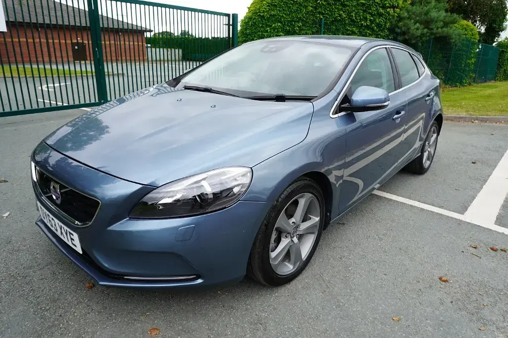 Used Volvo V40 SE Lux 180 HP (132 kW) 2013 Blue Hatchback