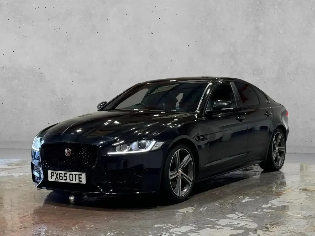 Usado Jaguar XF R-Sport 180 HP (132 kW) 2015 Preto Sedan