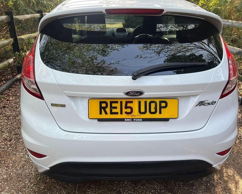 Used Ford Fiesta Zetec 125 HP (91 kW) 2015 White Hatchback