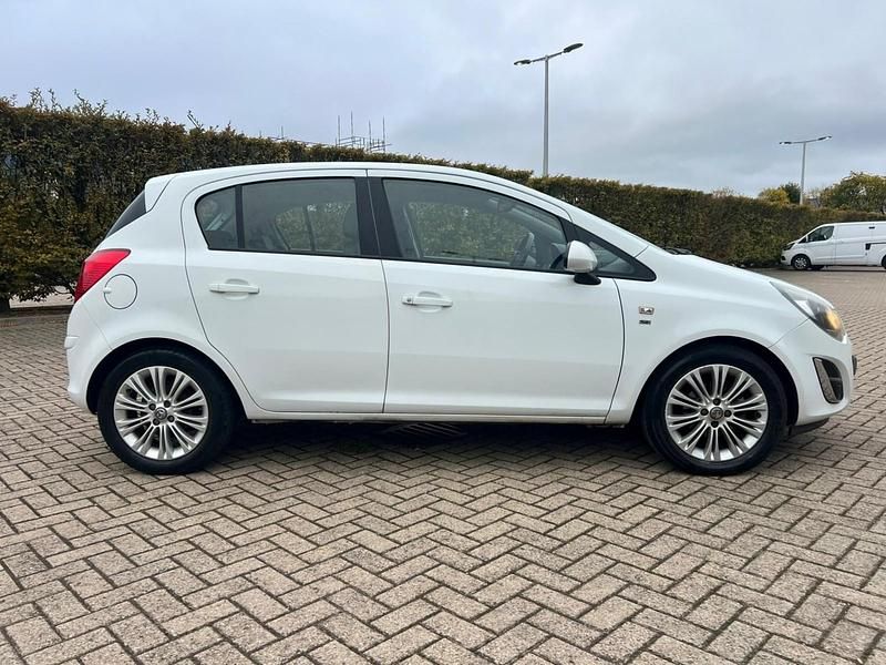 Used Vauxhall Corsa 100 HP (73 kW) 2013 White Hatchback