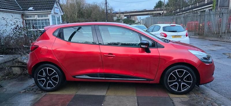 Used Renault Clio IV Dynamique 2016 Red Hatchback