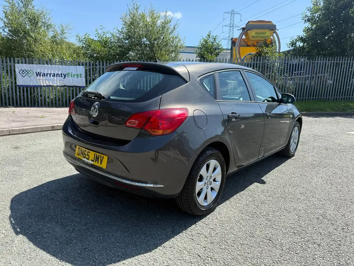 Used Vauxhall Astra Design Edition 98 HP (72 kW) 2015 Grey Hatchback