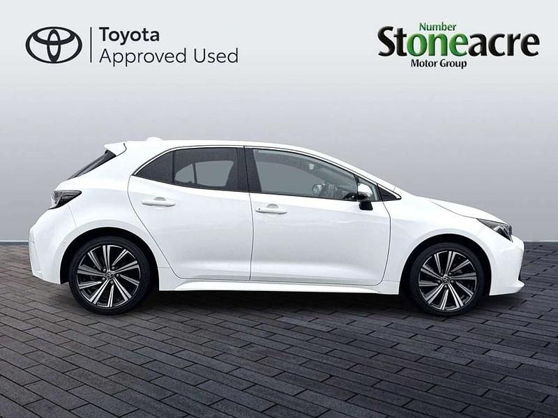 Used Toyota Corolla Design 120 HP (88 kW) 2022 White Hatchback