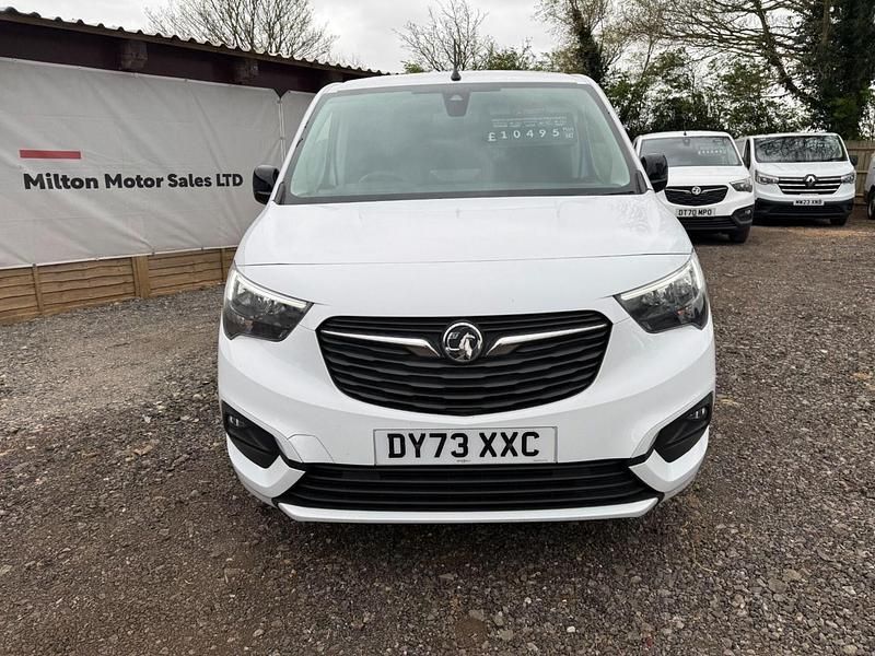 Second-hand Vauxhall Combo 100 CP (73 kW) 2023 Alb Monovolum