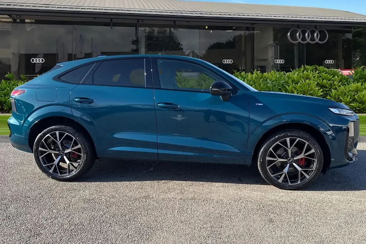 Używany Audi Q3 Advanced 150 KM (110 kW) 2026 Niebieski SUV