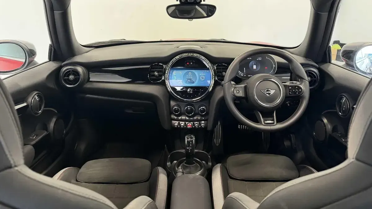 Używany Mini Cooper Hatch 134 KM (98 kW) 2023 Czerwony Hatchback