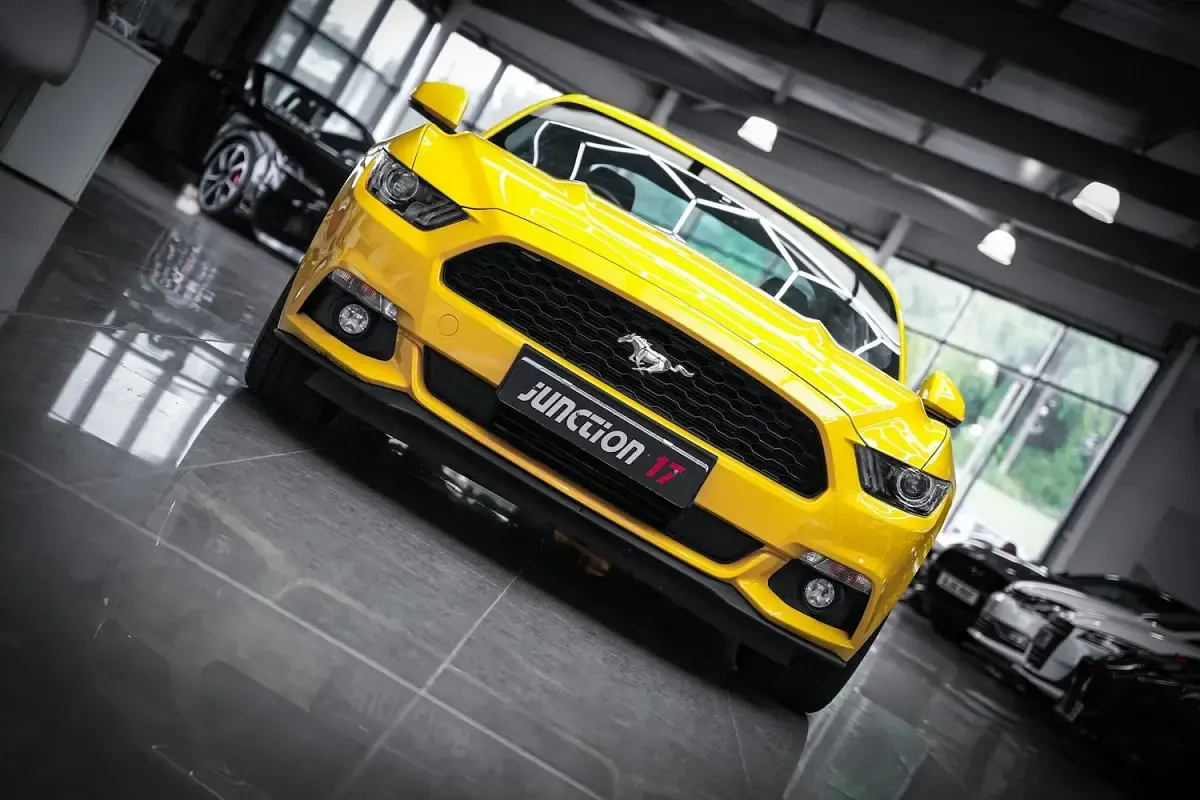 Used Ford Mustang Fastback 317 HP (233 kW) 2017 Yellow Coupe