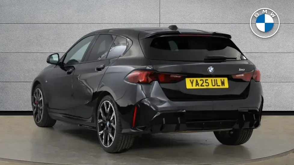 Usado BMW 120 M Sport 168 CV (123 kW) 2025 Negro Utilitario