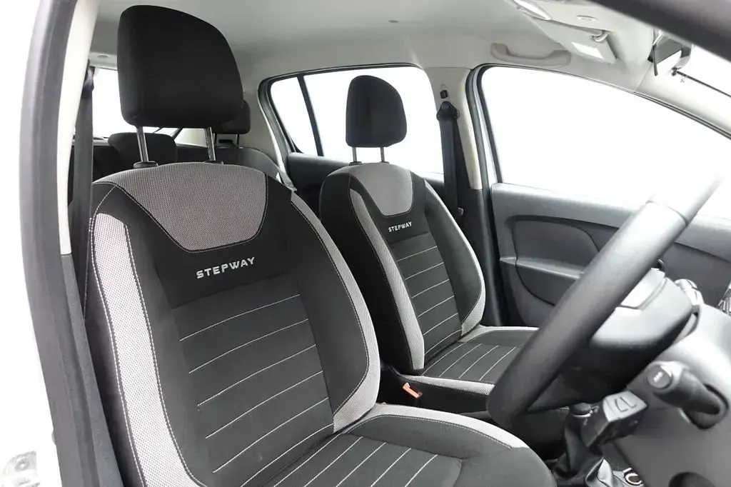 Begagnad Dacia Sandero Essentiel 75 HK (55 kW) 2020 Vit Halvkombi