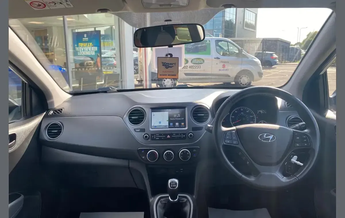 Used Hyundai i10 65 HP (47 kW) 2020 White Hatchback