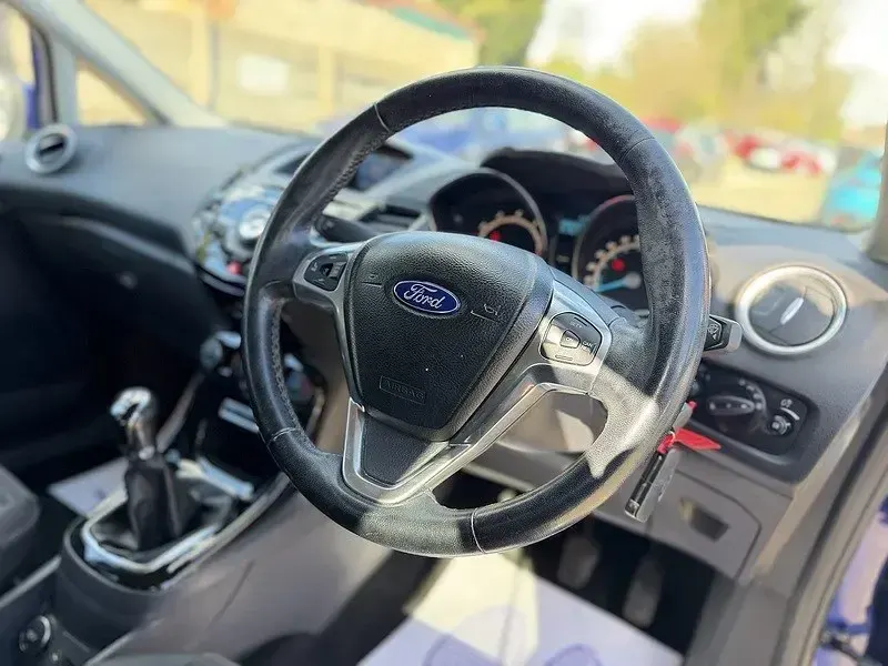 Second-hand Ford Fiesta Titanium 100 CP (73 kW) 2014 Albastru Hatchback
