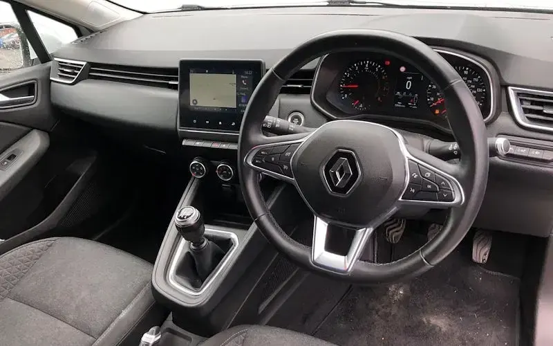 Used Renault Clio Iconic 72 HP (52 kW) 2020 White Hatchback