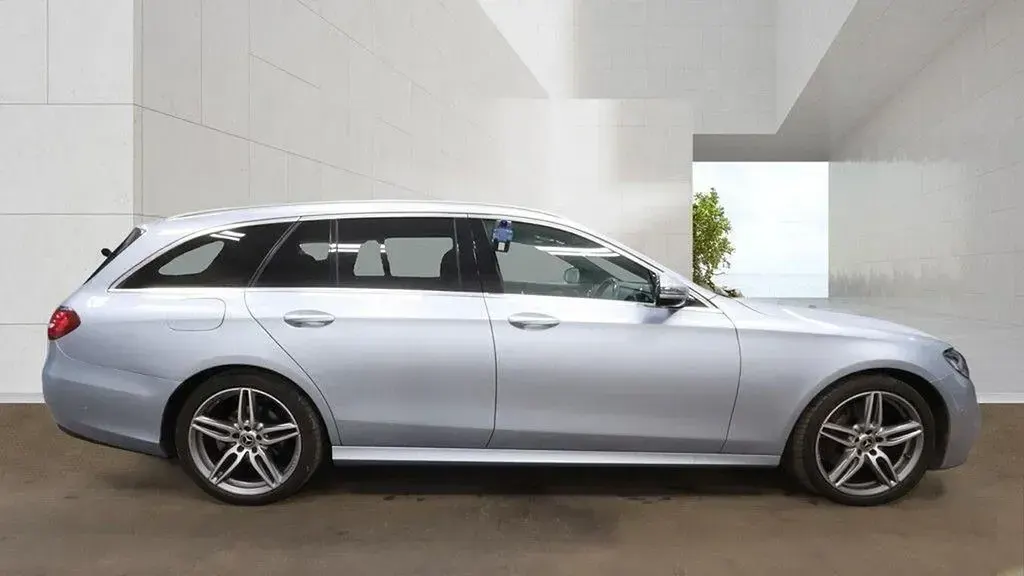 Używany Mercedes E220 AMG line 2018 Srebrny Kombi
