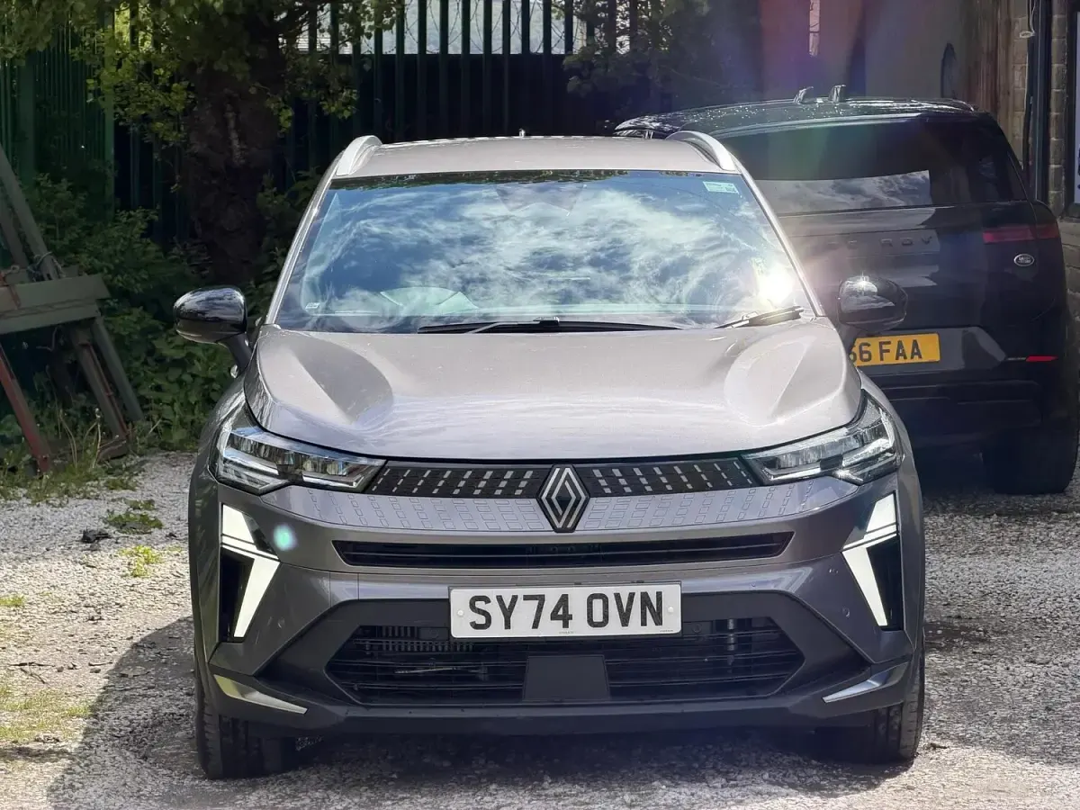 Begagnad Renault Captur Techno 2024 Grå SUV