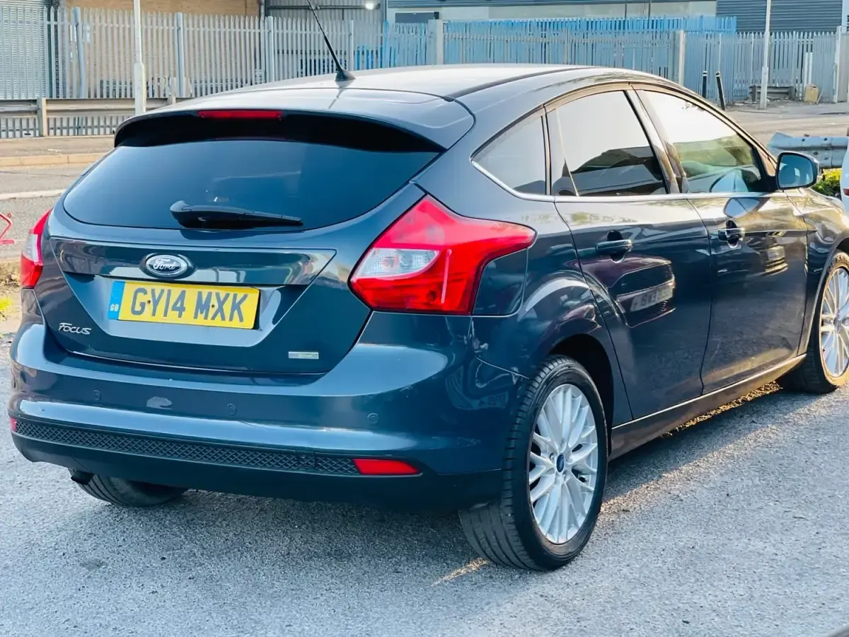 Usado Ford Focus Zetec 2014 Cinzento Citadino