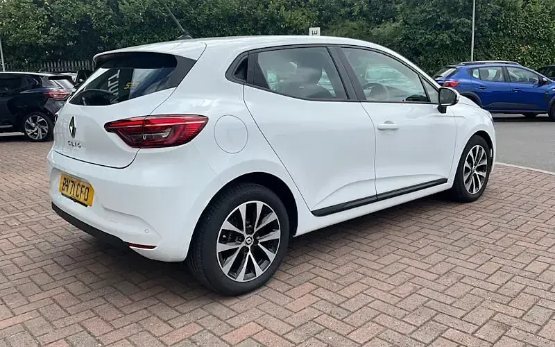 Used Renault Clio Iconic 90 HP (66 kW) 2021 White Hatchback