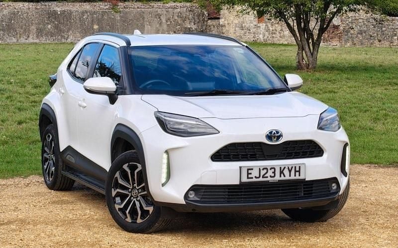 Used 2025 Toyota Yaris Hybrid Design Estate | £21,810 (Good price) - Image 1/2