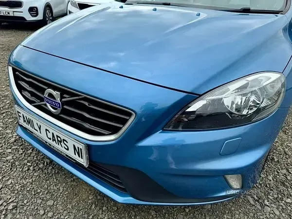 Used Volvo V40 R-Design 120 HP (88 kW) 2016 Blue Hatchback