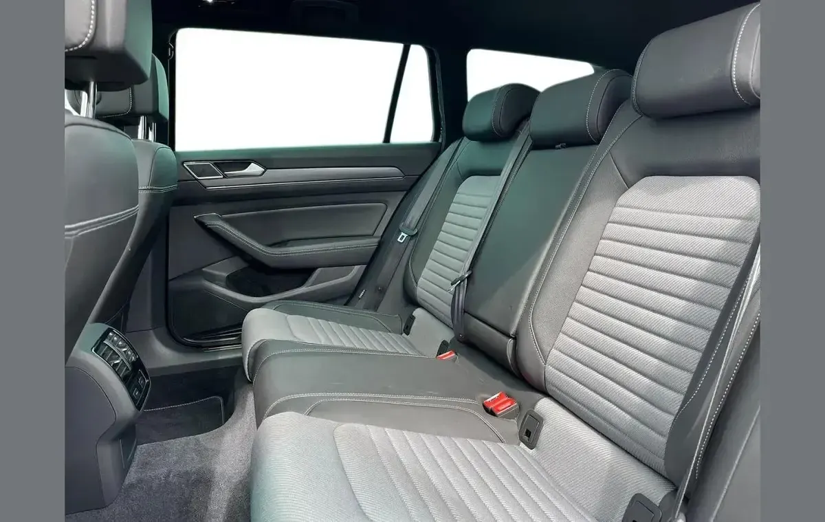Used VW Passat R-line 150 HP (110 kW) 2019 Blue Estate