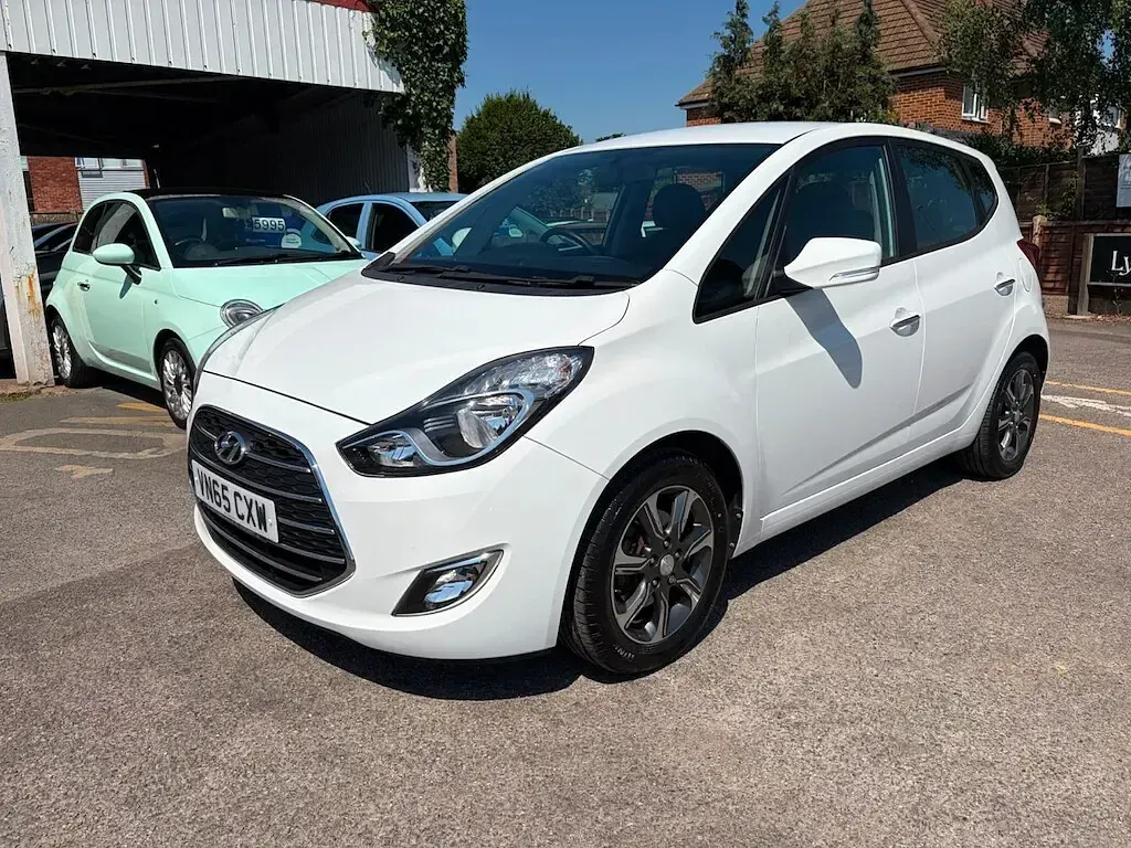Used Hyundai ix20 SE 90 HP (66 kW) 2015 White Hatchback
