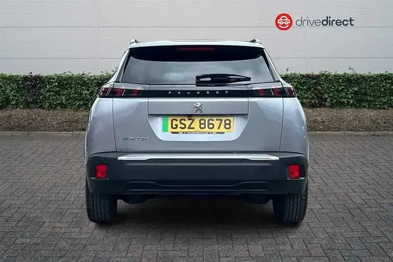 Begagnad Peugeot e-2008 Allure+ 100 kW (136 HK) 2023 Grå SUV
