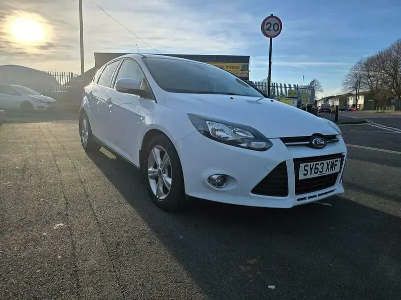 Used Ford Focus Zetec 2013 White Hatchback