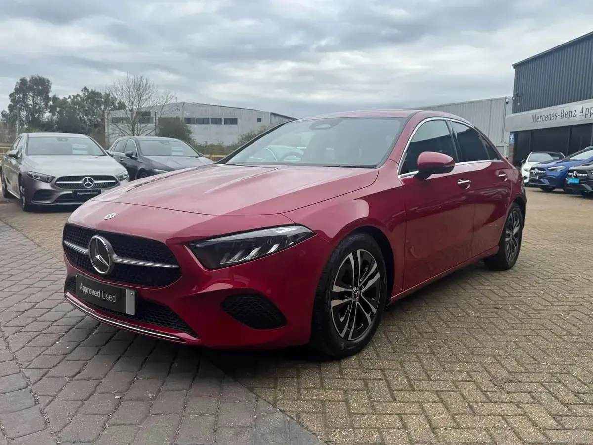 Begagnad Mercedes A200 Executive 163 HK (119 kW) 2024 Röd Sedan