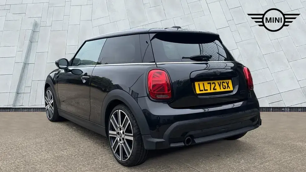 Begagnad Mini Cooper Exclusive 136 HK (100 kW) 2023 Svart Halvkombi