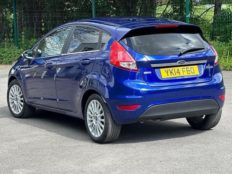 Begagnad Ford Fiesta Titanium 2014 Blå Halvkombi
