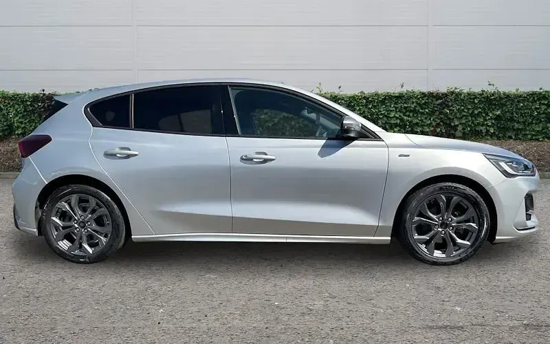 Used Ford Focus ST-Line 125 HP (91 kW) 2023 Silver Hatchback